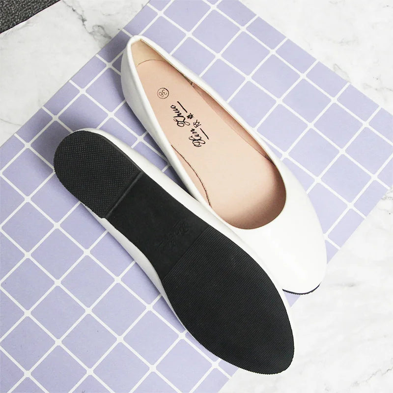 Lady High Quality PU Flats Soft Leather For Tender Feet Round Toe Max Size 48 Black And White Shoes American And European Styles