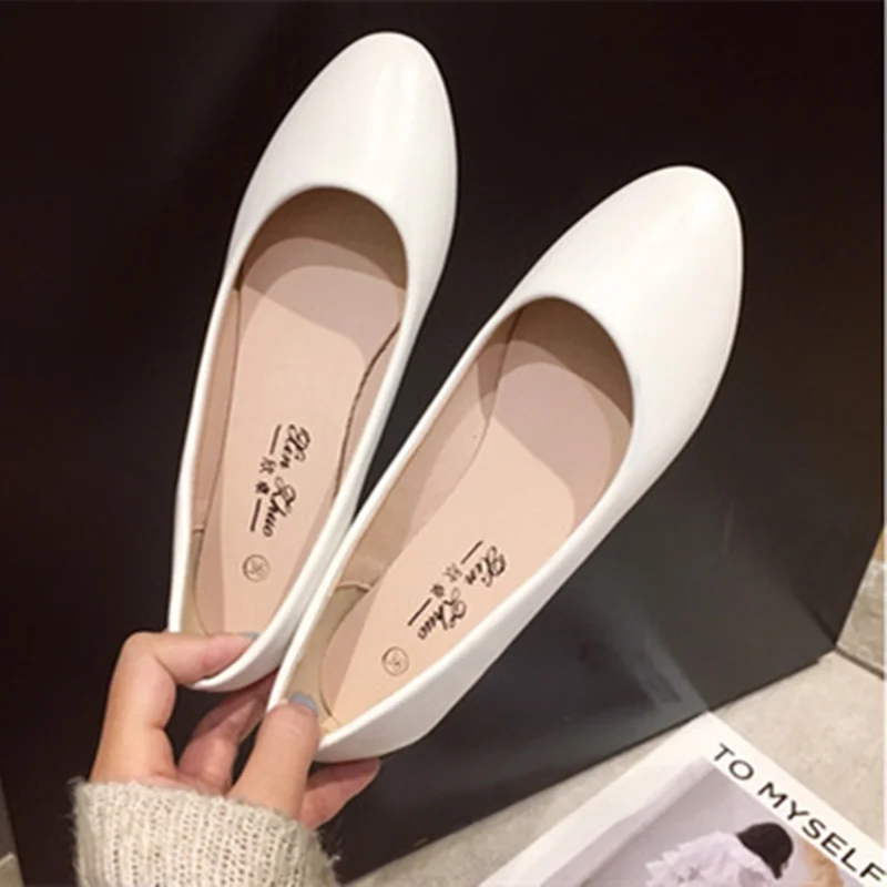 Lady High Quality PU Flats Soft Leather For Tender Feet Round Toe Max Size 48 Black And White Shoes American And European Styles