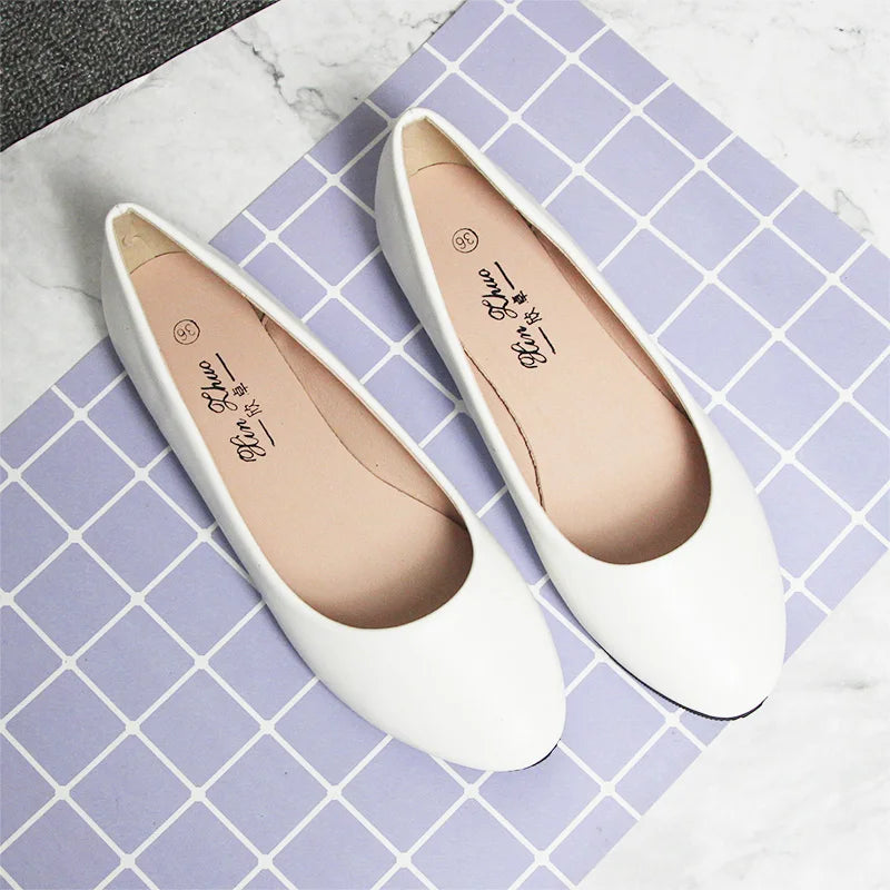 Lady High Quality PU Flats Soft Leather For Tender Feet Round Toe Max Size 48 Black And White Shoes American And European Styles
