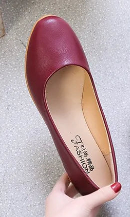 Lady High Quality PU Flats Soft Leather For Tender Feet Round Toe Max Size 48 Black And White Shoes American And European Styles
